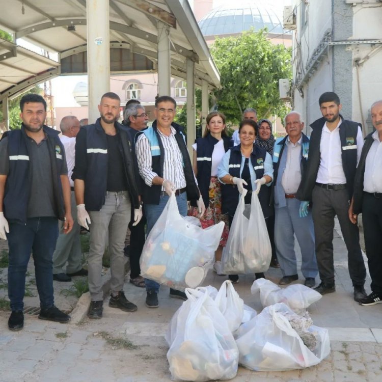 Belediye eş başkanları temizlik çalışmalarına katıldı