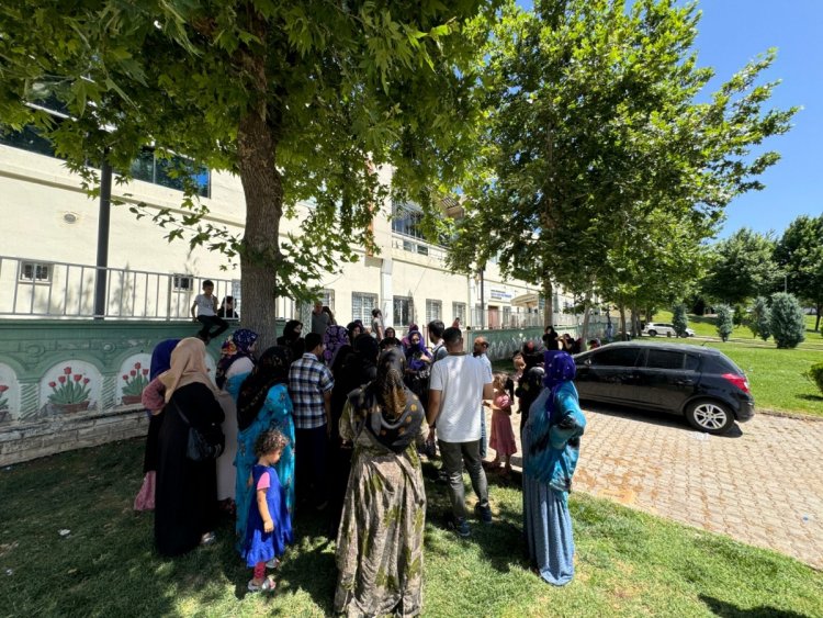 Şanlıurfa'da bayramlık kıyafet dağıtımında kadınlar mağdur olduklarını iddia etti