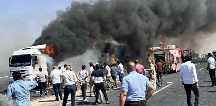 Şanlıurfa’da saman yüklü tır alev alev yandı