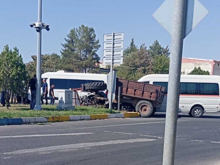 OSB’de minibüs ile traktör çarpıştı: 1 yaralı