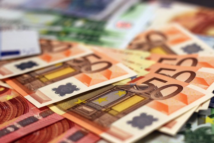 Dolar ve euro haftanın ilk işlem gününe nasıl başladı?