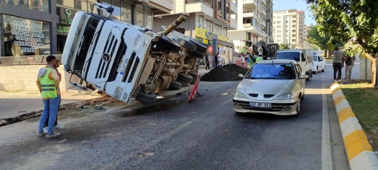 Şanlıurfa’da kum yüklü tır devrildi: 1 yaralı