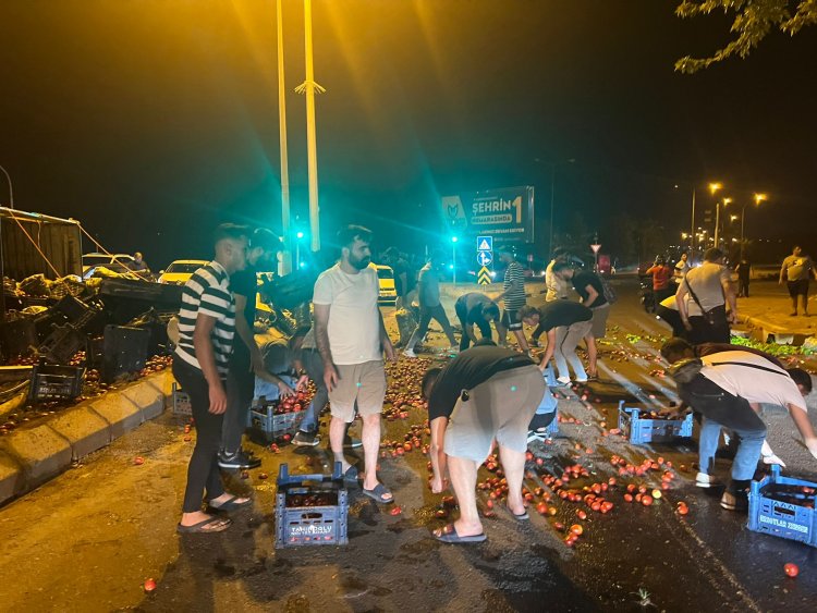 Karaköprü’de sebze yüklü kamyon devrildi